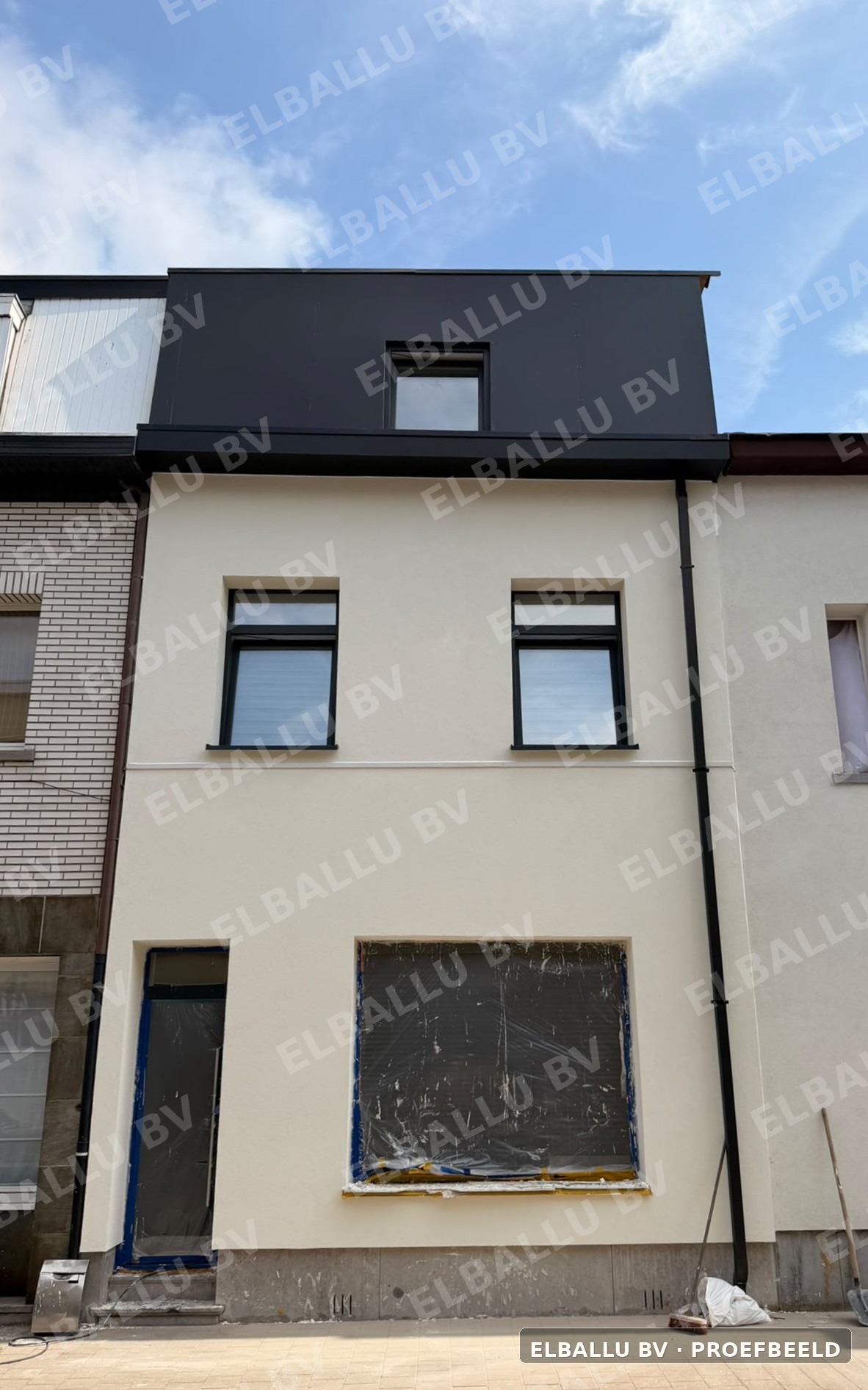 Stedelijke achtergevel met crepi