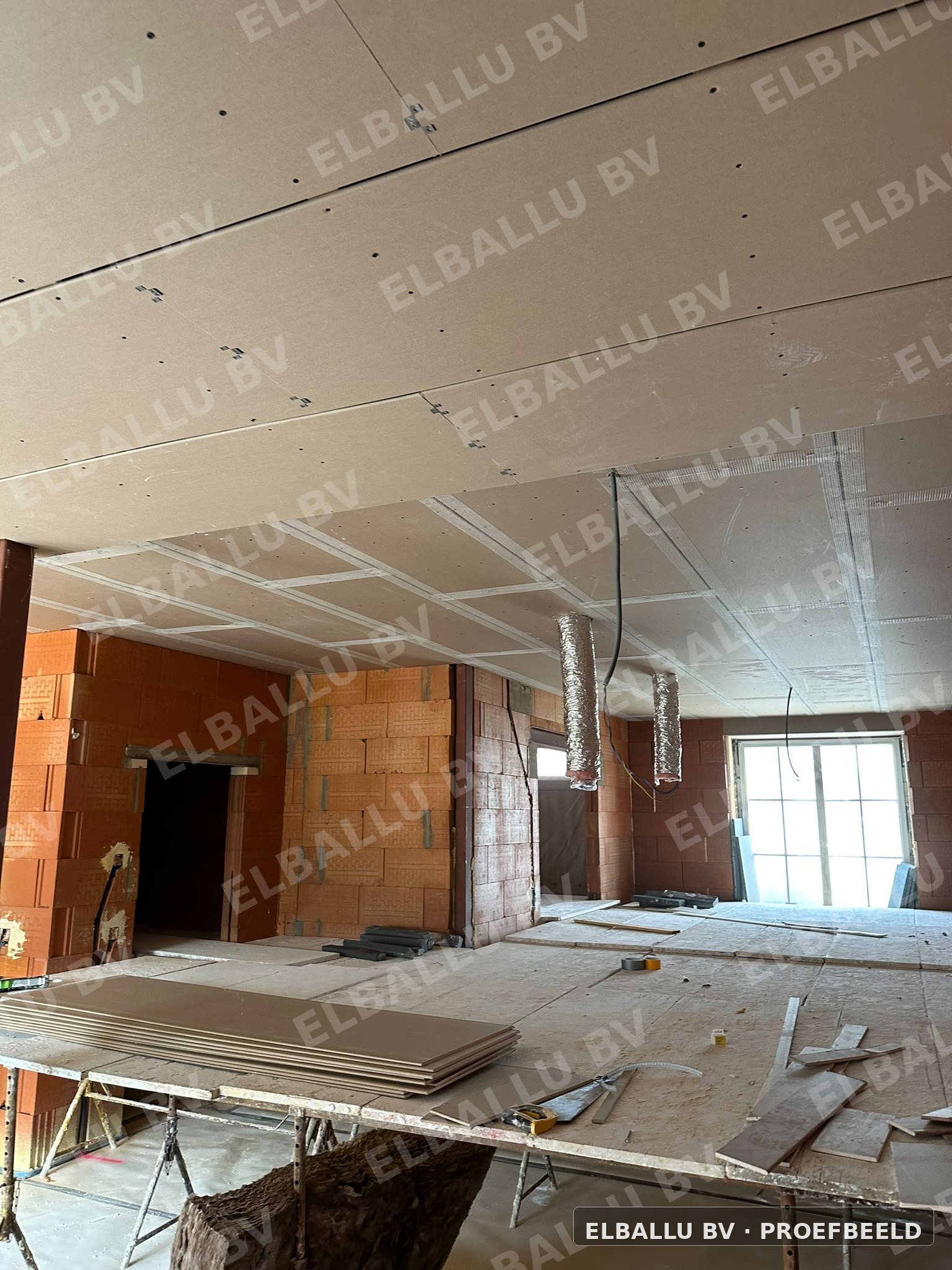 Gyprocplafond in opbouw in een open leefruimte
