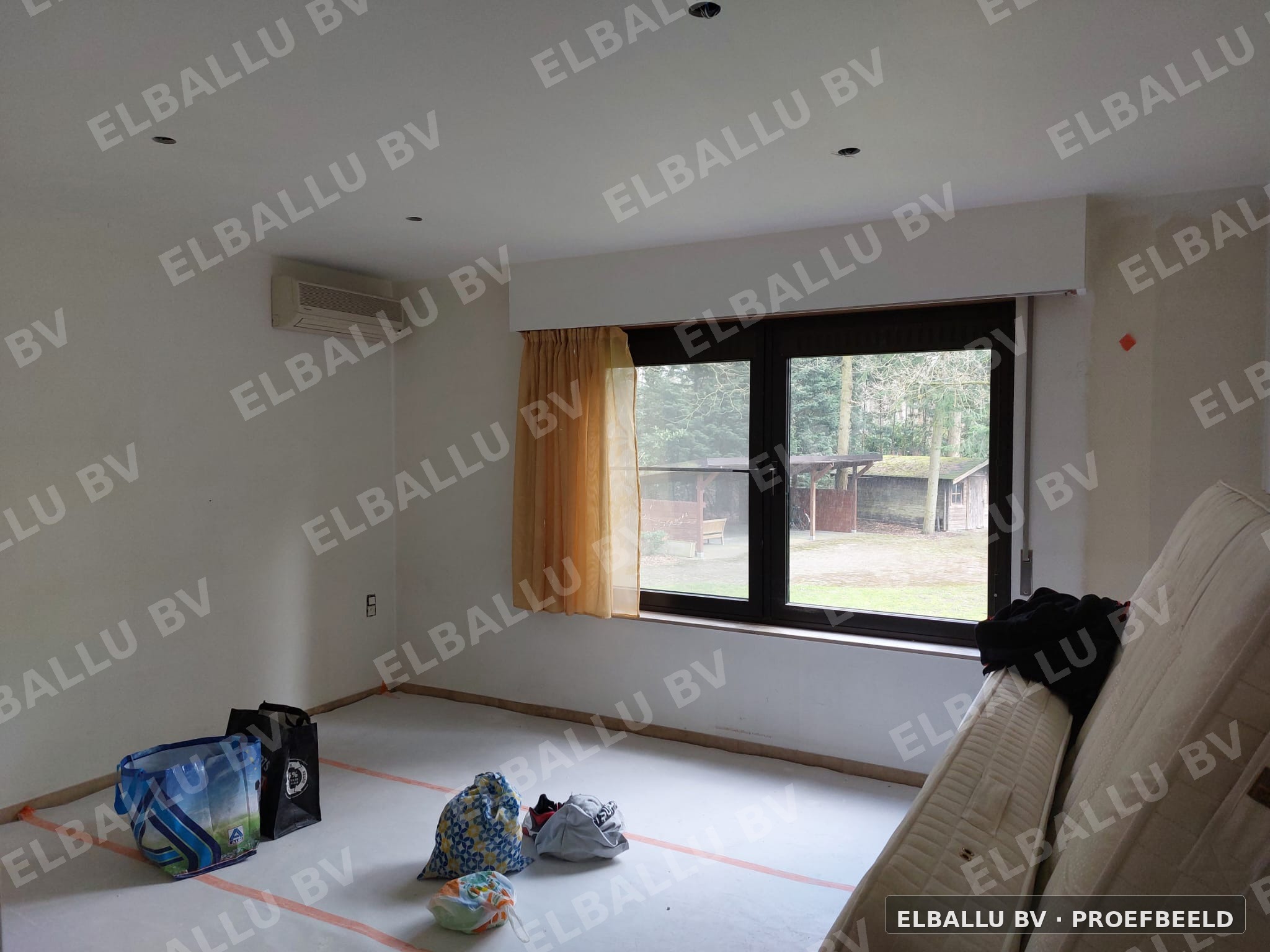 Slaapkamer met vernieuwd wit plafond