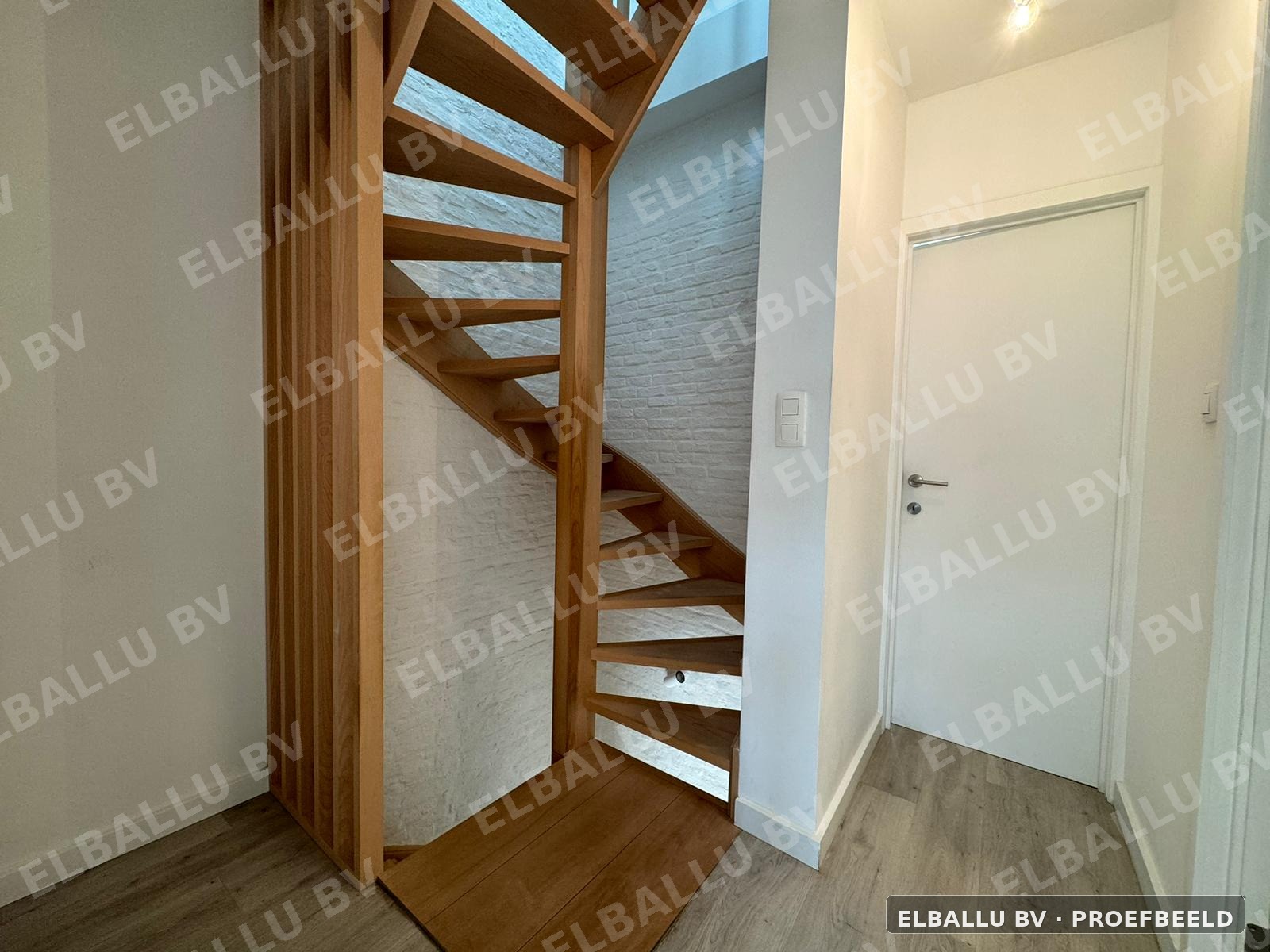 Afgewerkte traphal met houten trap